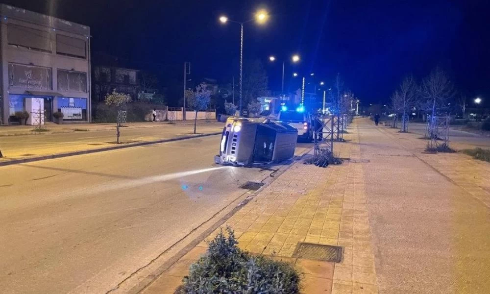 Τροχαίο στη Λάρισα: Αυτοκίνητο «τούμπαρε» σε δρόμο-«Άγιο» είχε ο οδηγός(εικόνες)